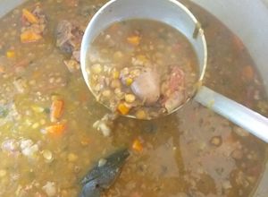 Foto principal de Un guiso de lentejas tradicional en casa