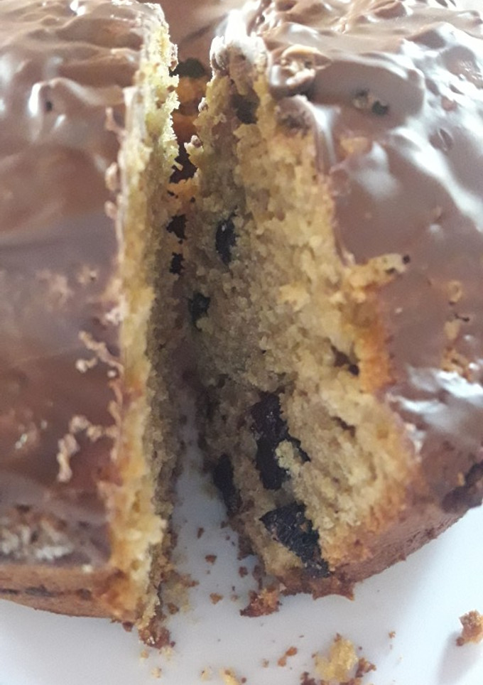 Una foto de Torta integral con azúcar mascabo y pasas de uva