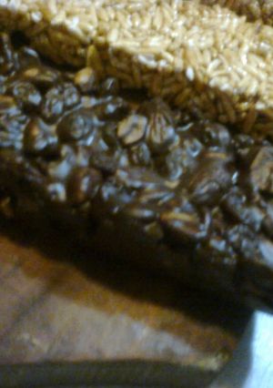 Una foto de Turrón de chocolate con mix de frutos secos - Turrón de arroz inflado