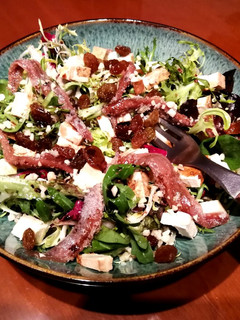 Una foto de Ensalada variada con anchoas y tofu ahumado