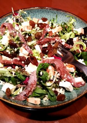 Una foto de Ensalada variada con anchoas y tofu ahumado