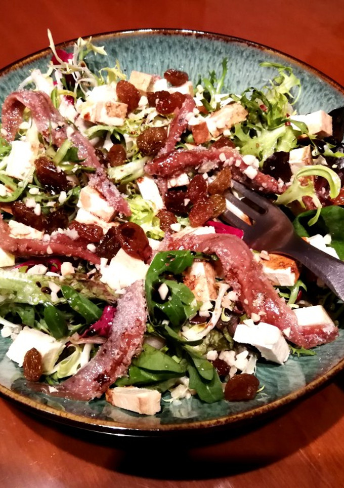 Una foto de Ensalada variada con anchoas y tofu ahumado