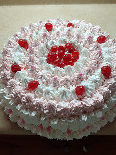 Una foto de Torta casera manjar durazno crema