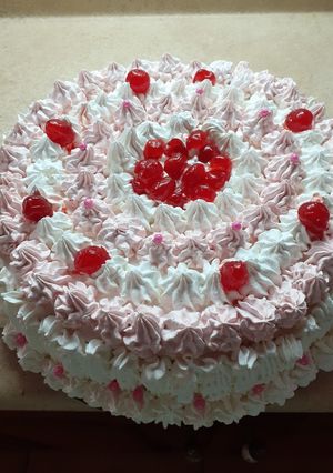 Una foto de Torta casera manjar durazno crema