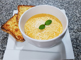 Sopa de zanahorias con tostadas gratinadas