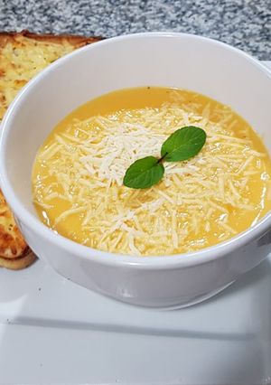 Una foto de Sopa de zanahorias con tostadas gratinadas
