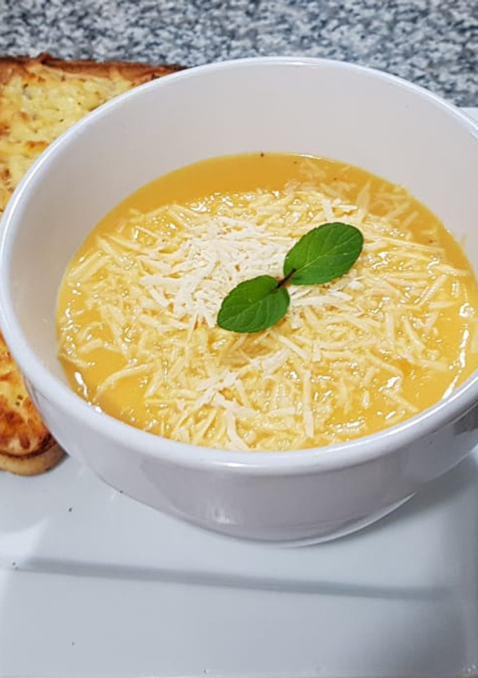 Una foto de Sopa de zanahorias con tostadas gratinadas