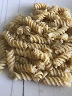 Una foto de Pasta con mantequilla dorada