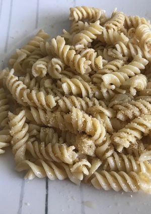 Una foto de Pasta con mantequilla dorada