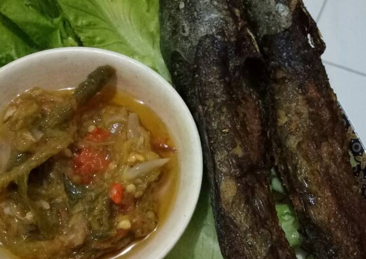 Bagaimana Menyiapkan Lele Goreng Sambal Hijau yang Menggugah Selera