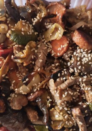 Una foto de Chop suei con reciclado de verduras