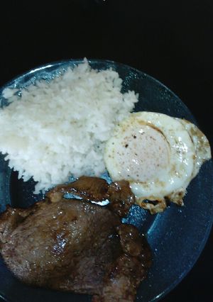 Una foto de Bifes con arroz y huevos fritos