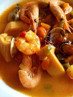 Una foto de Sopa de mariscos a los tres caldos e infusionada con azafrán