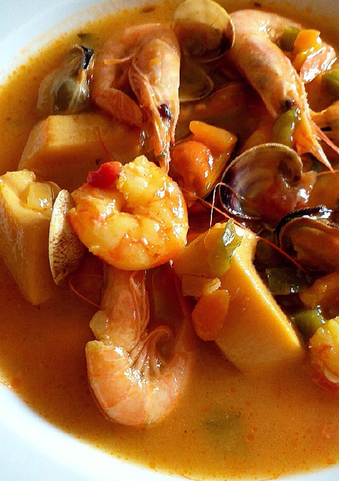 Una foto de Sopa de mariscos a los tres caldos e infusionada con azafrán