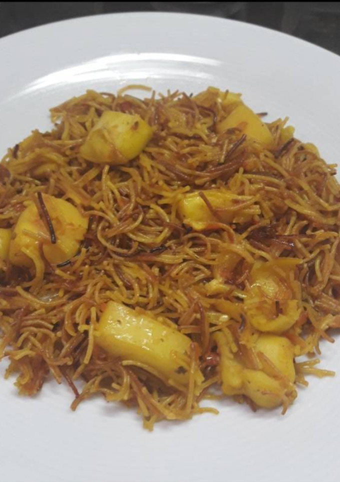 Una foto de Rossejat de fideos y sepia