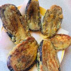 Una foto de Berenjenas rebozadas rellenas de queso blanco
