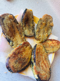 Una foto de Berenjenas rebozadas rellenas de queso blanco