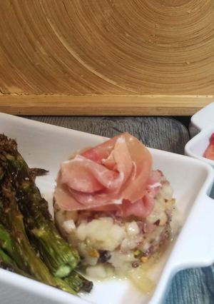 Una foto de Tartar de melón con jamón
