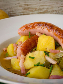 Una foto de Guiso de patatas con longanizas de pollo