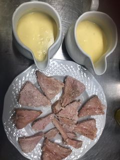 Vörös tonhal fehérboros mártással recept fotója