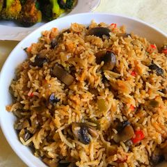 A picture of Burnt Garlic Mushroom Fried Rice without Sauce.