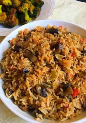 A picture of Burnt Garlic Mushroom Fried Rice without Sauce.