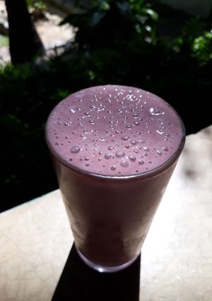 Una foto de Smoothie de açaí y banana