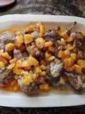 Quaglie brasate con albicocche secche e melograno