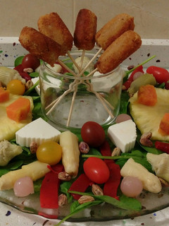Una foto de Ensalada otoñal con boniatos asados y croquetas de setas