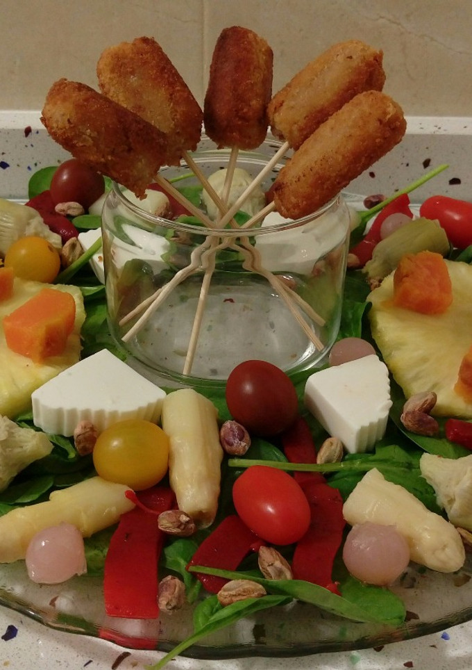 Una foto de Ensalada otoñal con boniatos asados y croquetas de setas