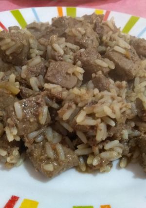 Una foto de Hígado con cebolla y arroz