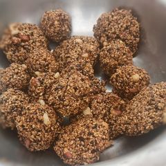 A picture of Til ke Laddu/Sesame Laddu.