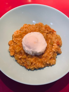 Una foto de Arroz con calabacín y huevo poché