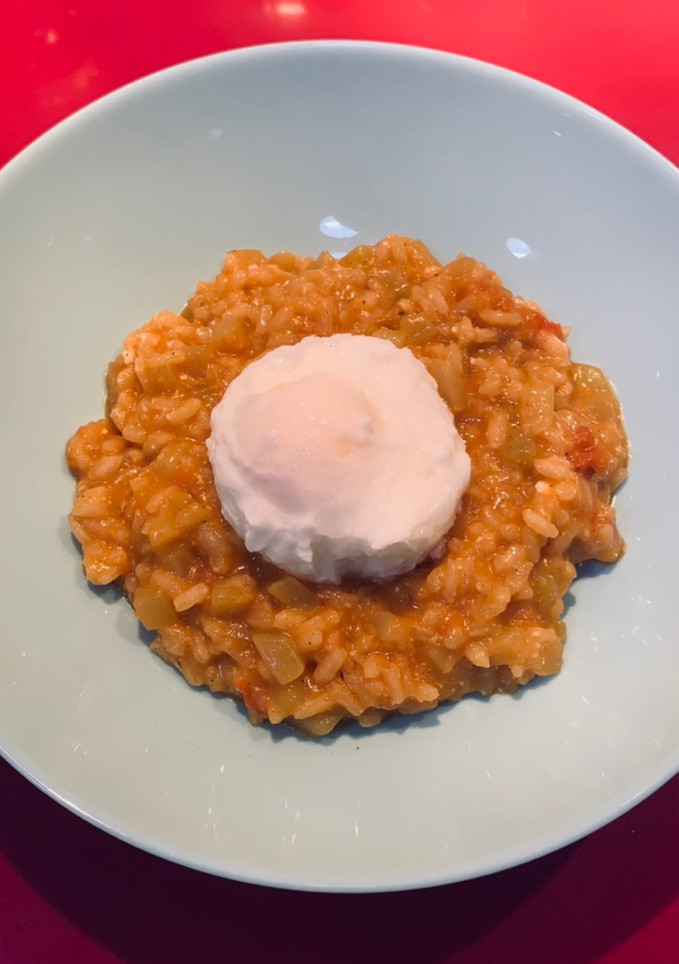 Una foto de Arroz con calabacín y huevo poché