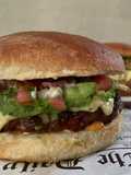 Carne de hamburguesa con chorizo rojo en la freidora de aire