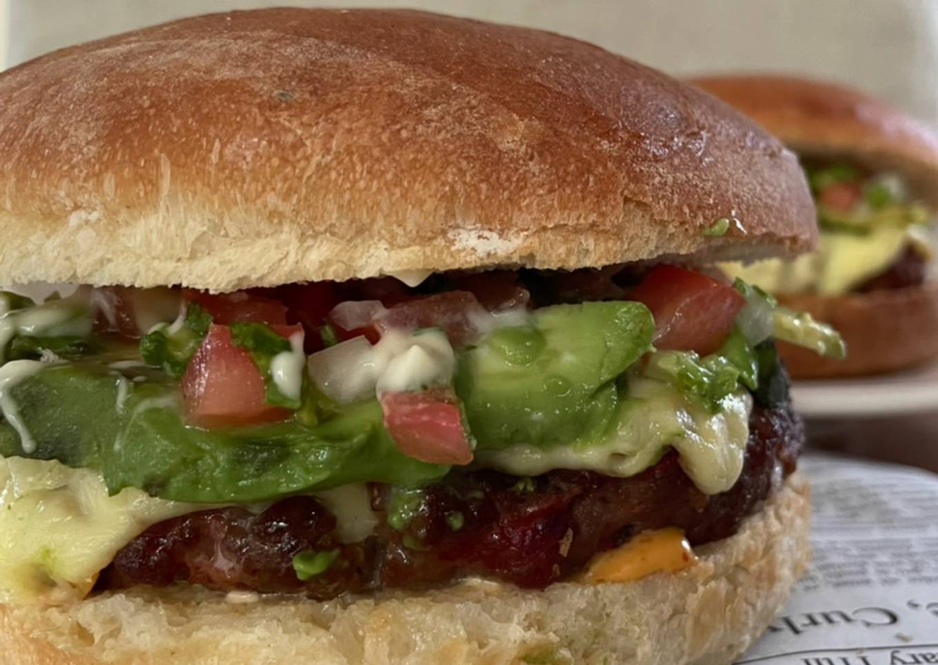 Carne de hamburguesa con chorizo rojo en la freidora de aire