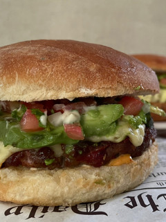 Una foto de Carne de hamburguesa con chorizo rojo en la freidora de aire