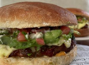 Una foto de Carne de hamburguesa con chorizo rojo en la freidora de aire