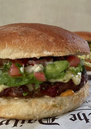 Una foto de Carne de hamburguesa con chorizo rojo en la freidora de aire