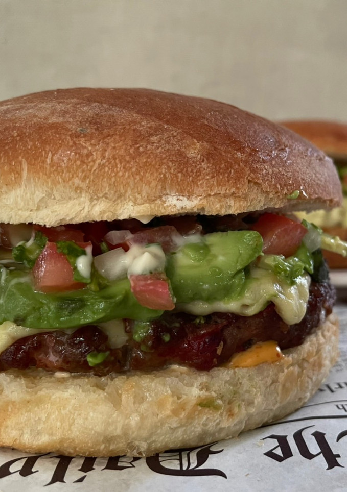 Una foto de Carne de hamburguesa con chorizo rojo en la freidora de aire