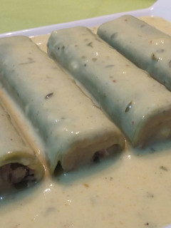 Una foto de Canelones de pollo con foie y bechamel al curry