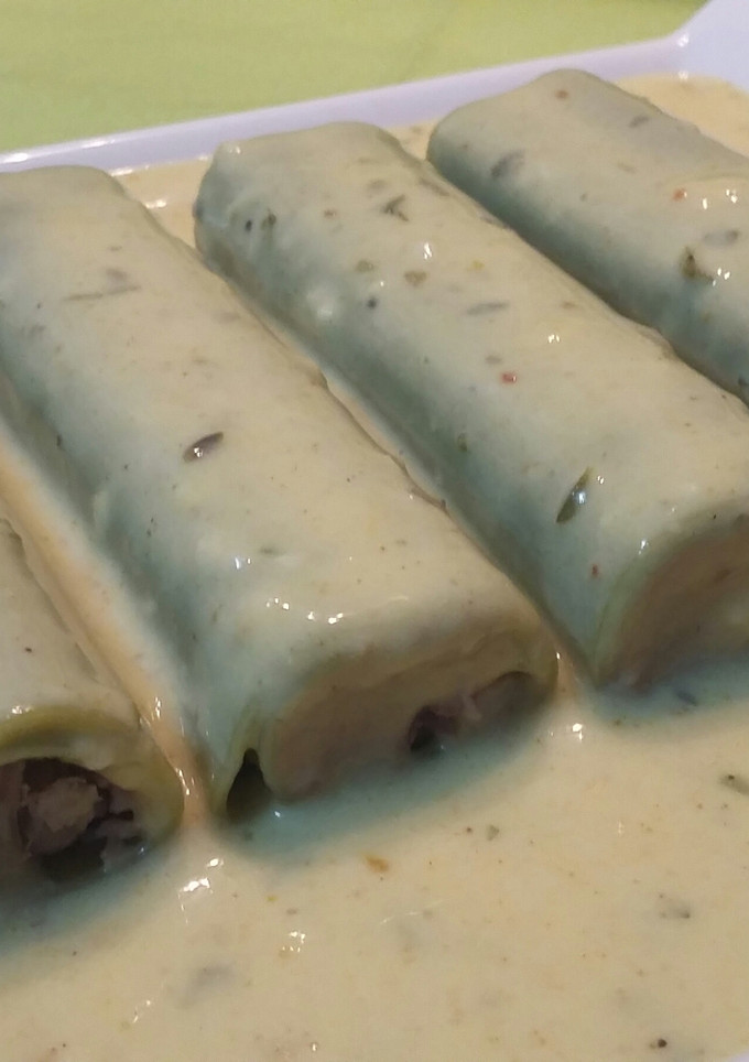 Una foto de Canelones de pollo con foie y bechamel al curry