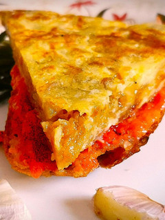 Una foto de Tortilla de Patata cremosa con Cebolla caramelizada