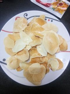 होममेड आलू चिप्स (Homemade aloo chips recipe in Hindi) रेसिपी मुख्य फोटो