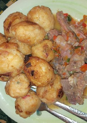 A picture of Yam ball and pepper soup.