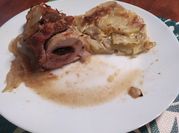 Una foto de solomillo de cerdo con ciruelas