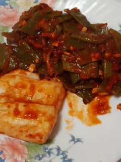 Una foto de Pescadilla y judías verdes con tomate y bacon