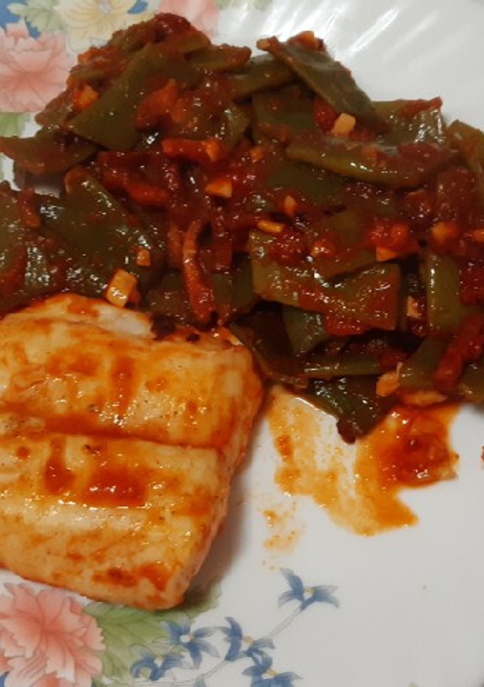 Una foto de Pescadilla y judías verdes con tomate y bacon