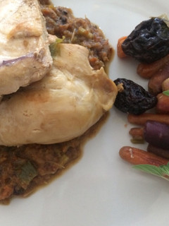 Una foto de Pollo a la cacerola con zanahorias baby y ciruelas secas