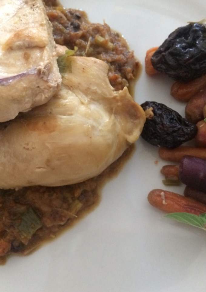 Una foto de Pollo a la cacerola con zanahorias baby y ciruelas secas